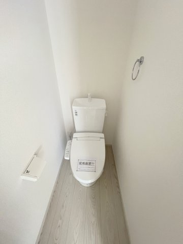 福生市熊川　新築戸建全3棟のトイレ|1階トイレには快適な温水洗浄便座付