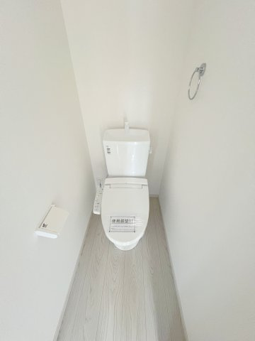 福生市熊川　新築戸建全3棟のトイレ|2階トイレには快適な温水洗浄便座付