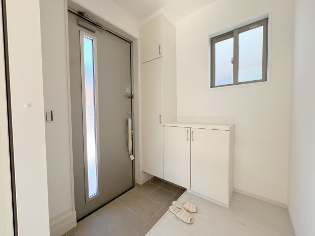 福生市熊川　新築戸建全3棟の玄関|天井までの高さがあるタップリ玄関収納