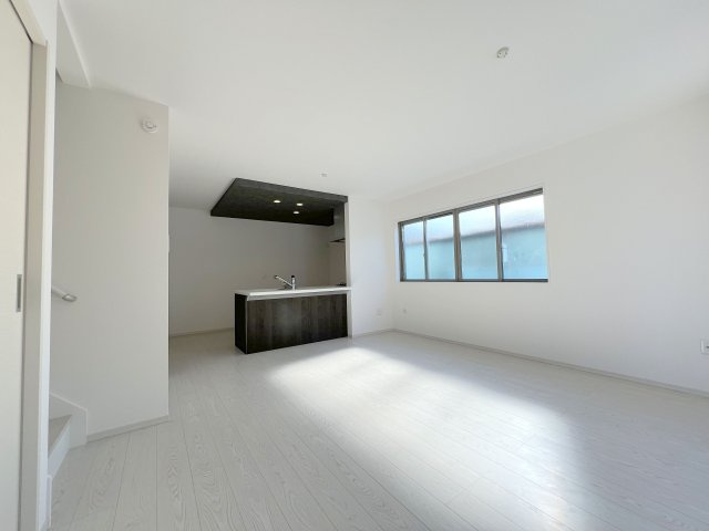 福生市熊川　新築戸建全3棟の居間・リビング|15.8帖の広々LDKです。