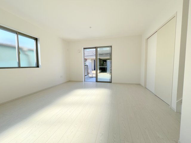 福生市熊川　新築戸建全3棟の居間・リビング|どんなインテリアもOK！シンプルな造り、お好きなインテリアも選びたいですね。