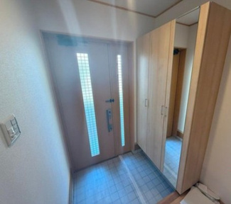 【玄関】 | 堺市北区金岡町中古戸建て | 大型のシューズＢＯＸにはたくさんの靴が収納できるので玄関周りはいつもスッキリ！