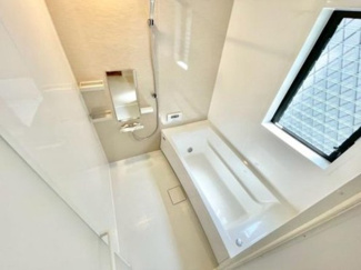 【浴室】 | 堺市北区金岡町中古戸建て | 足をゆったり伸ばして一日の疲れを癒してくれる浴槽です。窓は少し高めに設置することで、外部からの視線も気にならない設計にし、かつ差し込む光が明るく穏やかな雰囲気にしてくれます！