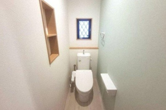 【トイレ】 | 堺市北区金岡町中古戸建て | シャワー洗浄機能付トイレは標準仕様。冬場は暖かシートヒーターも装備！
表面コートでキレイ長持ち！省エネ節水仕様のウォシュレットトイレ！