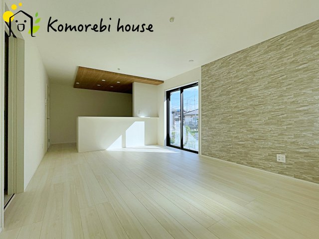 桶川市末広　7期　新築一戸建て　グラファーレ　02の居間・リビング|縦に広がるLDKは、空間を効率的に使える設計。キッチンからリビング、ダイニングまで家族の気配を感じられます。