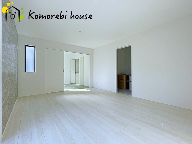 桶川市末広　7期　新築一戸建て　グラファーレ　02の居間・リビング|高性能窓と断熱材を採用したLDKで、冷暖房効率アップ。家族が集まる時間も快適に過ごせるリビングです。