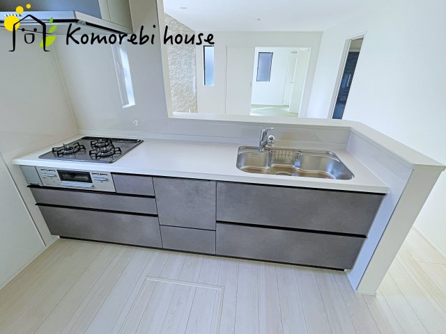 桶川市末広　7期　新築一戸建て　グラファーレ　02のキッチン|収納豊富なキッチンで、食器や調理器具もすっきり整理。毎日の料理が楽しくなる空間です。