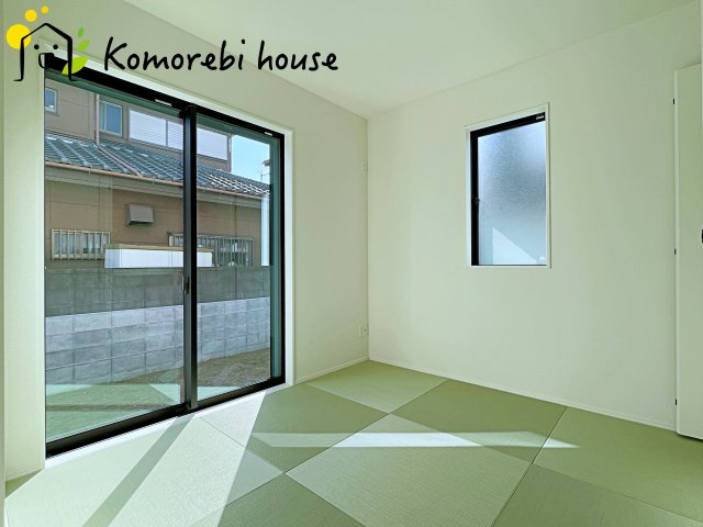 桶川市末広　7期　新築一戸建て　グラファーレ　02の和室|琉球畳の落ち着いた風合いが心を整える和室。洗濯物を畳んだり、昼寝したり、日常の“ほっと一息”を支えてくれる空間です。