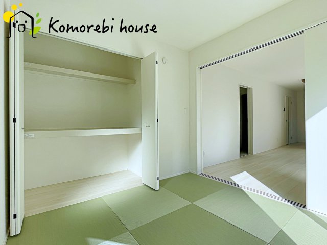 桶川市末広　7期　新築一戸建て　グラファーレ　02の和室|琉球畳のやわらかな肌ざわりに包まれる和室。ごろんと横になったり、子どもが遊んだり、家族のくつろぎが自然と集まる一部屋です。
