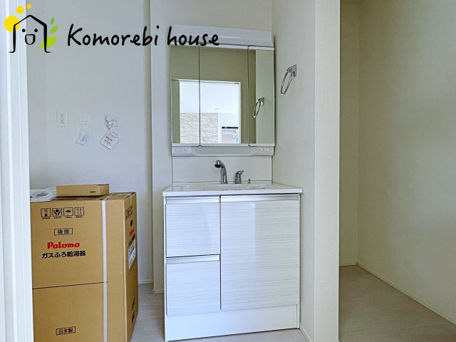 桶川市末広　7期　新築一戸建て　グラファーレ　02の独立洗面台|白を基調とした清潔感のある洗面台。シンプルで上品なデザインが空間に明るさをプラスします。