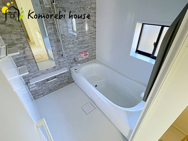 桶川市末広　7期　新築一戸建て　グラファーレ　02の浴室|暖房・乾燥・換気が一体になった多機能浴室で、一年を通して快適に使えるのが魅力。冬は暖房であたたかく、雨の日は乾燥が洗濯物をしっかり乾かしてくれます。