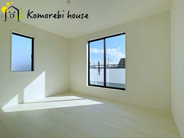 桶川市末広　7期　新築一戸建て　グラファーレ　02の寝室|一日の疲れをゆっくり癒せる主寝室は、ベッドを置いてもゆとりある広さが魅力。収納完備で衣類もスッキリ収まり、静かで落ち着いた空間が快適な眠りをサポートします。