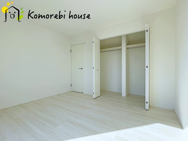 桶川市末広　7期　新築一戸建て　グラファーレ　02の寝室|寝室にはゆとりのある広さがあり、大きめのベッドも余裕をもって配置できます。
実際に内覧いただければ、サイズ感もよりイメージしやすいと思います。採寸もその場でご協力いたしますので、ぜひお確かめください。