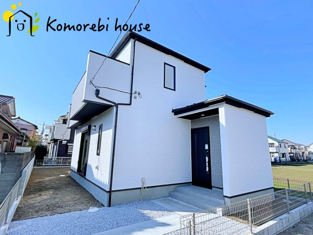 桶川市末広　7期　新築一戸建て　グラファーレ　02の外観|明るい色合いで統一された外観が魅力の新築住宅。シンプルながら存在感があり、帰宅時に気分が上がるデザインです。周辺環境とも調和し、落ち着いた街並みに映える一邸です。