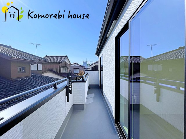 桶川市末広　7期　新築一戸建て　グラファーレ　02のバルコニー|防水施工がしっかりと施されたバルコニーで、雨の日も安心。長く使える耐久性を備えたメンテナンスしやすい仕様です。