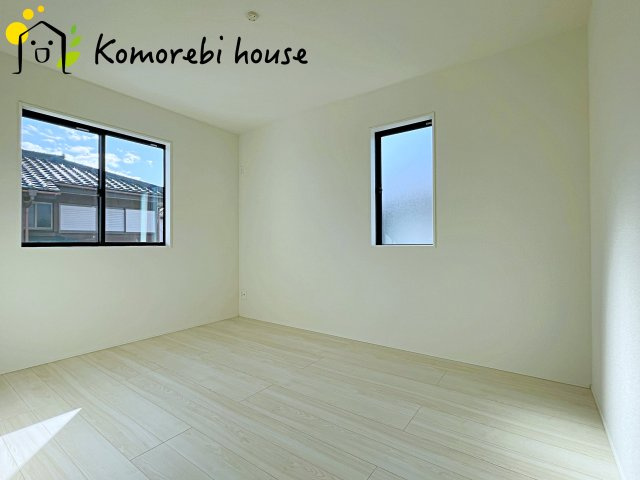 桶川市末広　7期　新築一戸建て　グラファーレ　02の洋室|明るい光が差し込む洋室は、寝室・子ども部屋・ワークスペースなど多用途に使える自由度の高い空間。家具の配置もしやすく、暮らしに合わせて柔軟に活用できます。