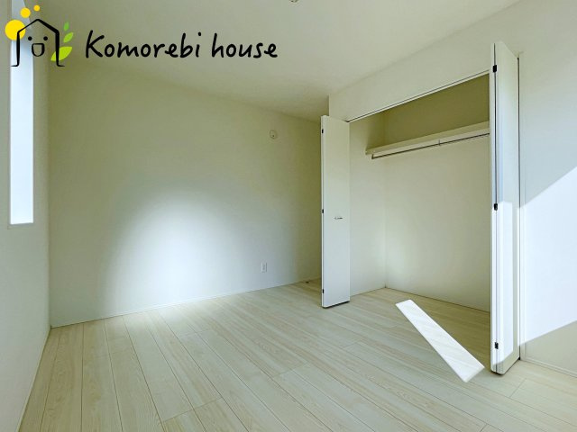 桶川市末広　7期　新築一戸建て　グラファーレ　02の洋室|収納付きでゆとりのある空間。寝室としても、子ども部屋としても使え、衣類やおもちゃもスッキリ片付く快適な部屋。