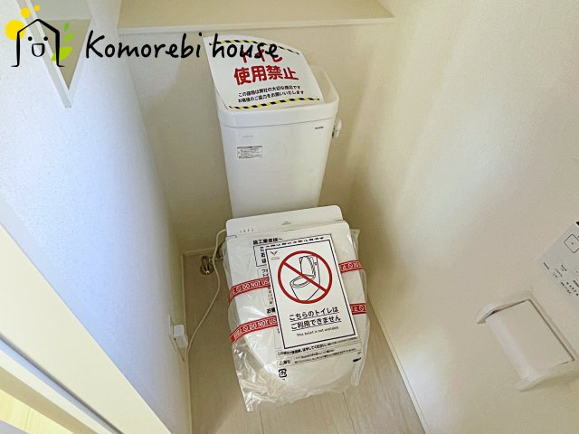 桶川市末広　7期　新築一戸建て　グラファーレ　02のトイレ|2階にもトイレがあることで、朝の混雑が解消し生活動線がスムーズに。新築ならではの間取り設計で、毎日の“プチストレス”が驚くほど減ります。