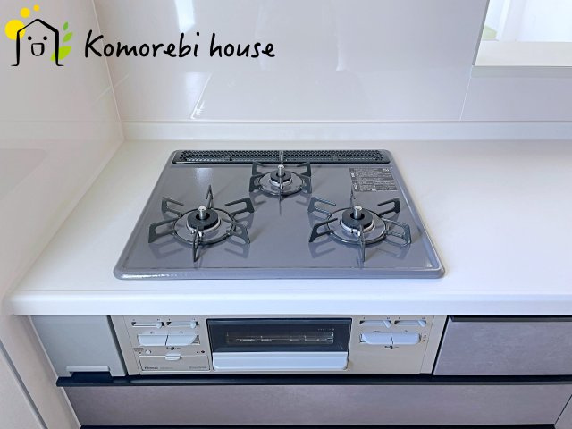 桶川市末広　7期　新築一戸建て　グラファーレ　02のキッチン|同時調理が叶う3口コンロと便利なグリル付き。忙しい朝のお弁当作りも、夕食の複数メニューもスムーズにこなせる頼れる設備です。
