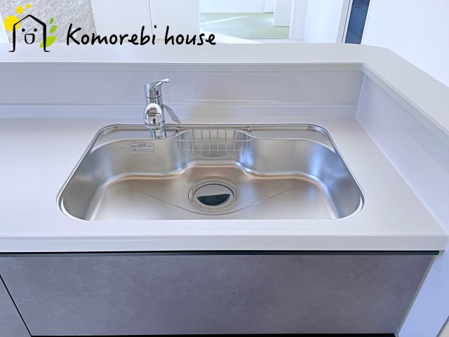 桶川市末広　7期　新築一戸建て　グラファーレ　02のキッチン|浄水器一体型で、いつでも美味しいお水がそのまま使えるキッチンシンク。料理やコーヒーづくり、炊飯にも安心して利用でき、毎日の食卓が少し豊かに。