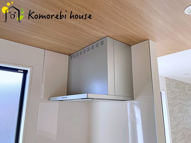 桶川市末広　7期　新築一戸建て　グラファーレ　02のキッチン|吸引力の高いレンジフードが煙や匂いを素早く排出。揚げ物や炒め物も気兼ねなくでき、リビングに匂いを残しません。