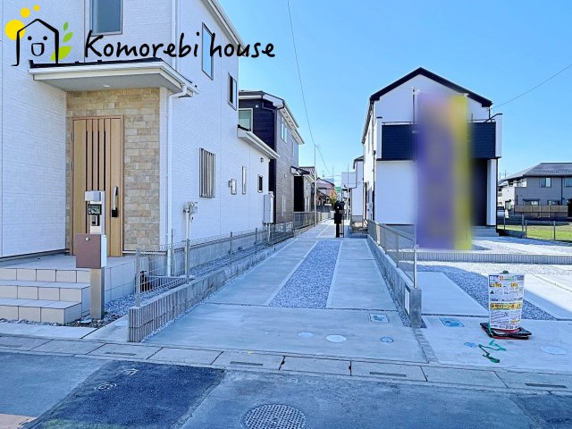 桶川市末広　7期　新築一戸建て　グラファーレ　02の駐車場|縦列で車2台駐車可能。敷地形状を活かした配置で、奥行きのあるスペースを有効に使えます。