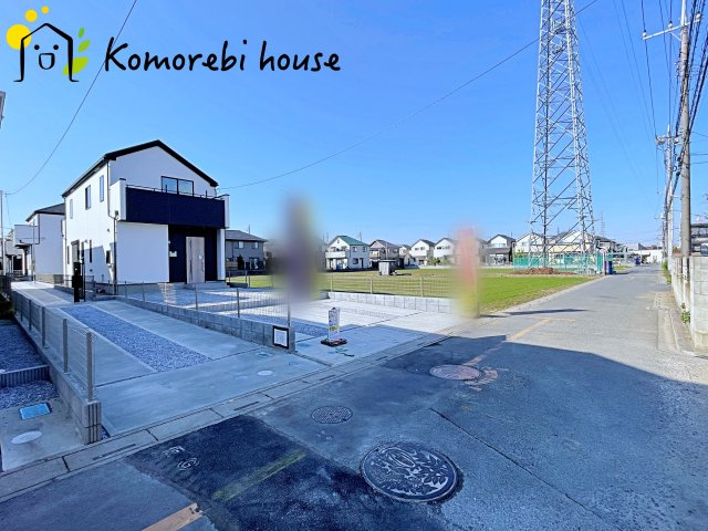 桶川市末広　7期　新築一戸建て　グラファーレ　02の前面道路含む現地写真|前面道路は幅員ゆったりで車の出し入れもスムーズ。静かな住宅街に建つ新築戸建てです。