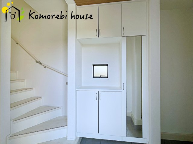 桶川市末広　7期　新築一戸建て　グラファーレ　02の玄関|玄関から快適な生活が始まる。収納・導線・使い勝手に配慮された、家族に優しい設計です。