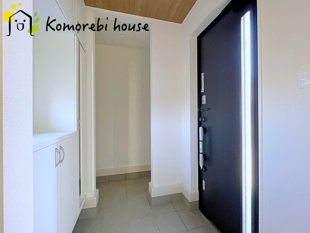 桶川市末広　7期　新築一戸建て　グラファーレ　02の玄関|明るく使いやすい玄関で、家族の生活をスムーズに。収納や導線も配慮された万能空間です。