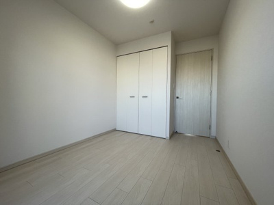 【洋室】 | エスリード大津におの浜 | 5帖　白を基調とした室内