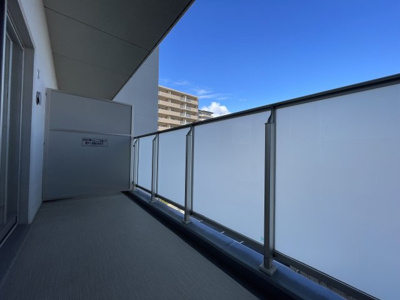 【バルコニー】 | エスリード大津におの浜 | 青い空が広がる開放的なバルコニー。