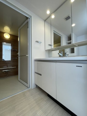 【洗面所】 | エスリード大津におの浜 | スキンケア用品やヘアケア用品などをすっきり整理できます。