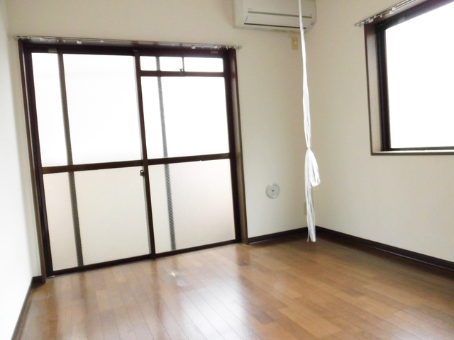 フラワーマンションの居間・リビング|2面採光うれしい☆