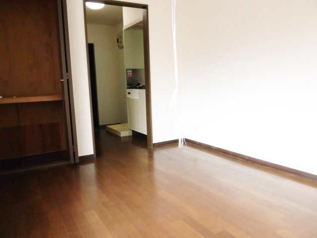 フラワーマンションの居間・リビング|窓側から室内☆