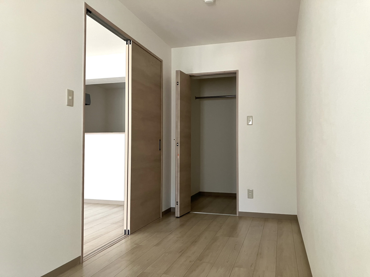 レジデンスノーブルの居間・リビング|こちらの居間で趣味の時間をお楽しみください