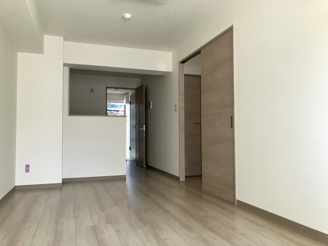 レジデンスノーブルの居間・リビング|こちらの居間で趣味の時間をお楽しみください