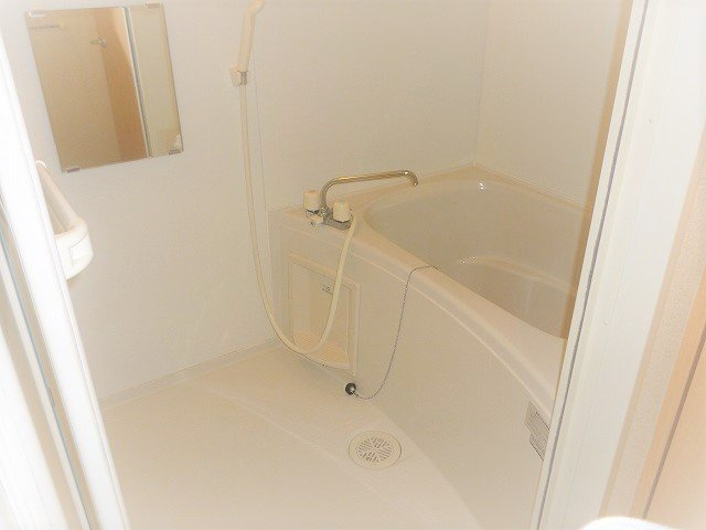 レオパレスアークスペランザの浴室|コンパクトで使いやすいお風呂です