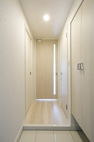 エンクレストベイサイド通りの玄関|収納もある玄関です