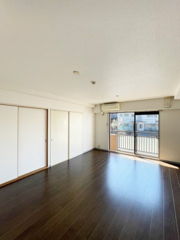 マイナミハイツⅡの居間・リビング|こちらのリビングで趣味の時間をお楽しみください