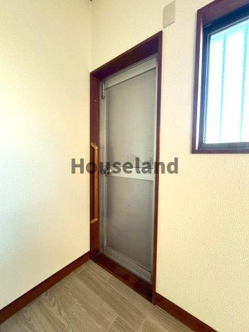 小雑賀戸建の居間・リビング|1階ダイニングの勝手口