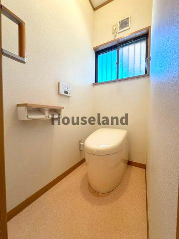 小雑賀戸建のトイレ|近付いたら自動でフタが開きます。