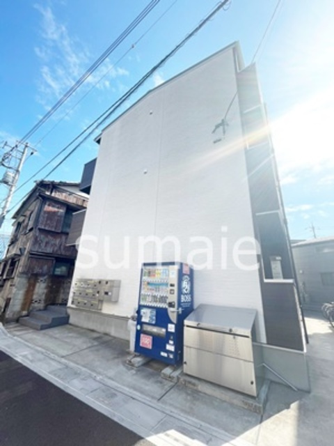 ロイヤルレジデンスの外観|３階建てのアパートです