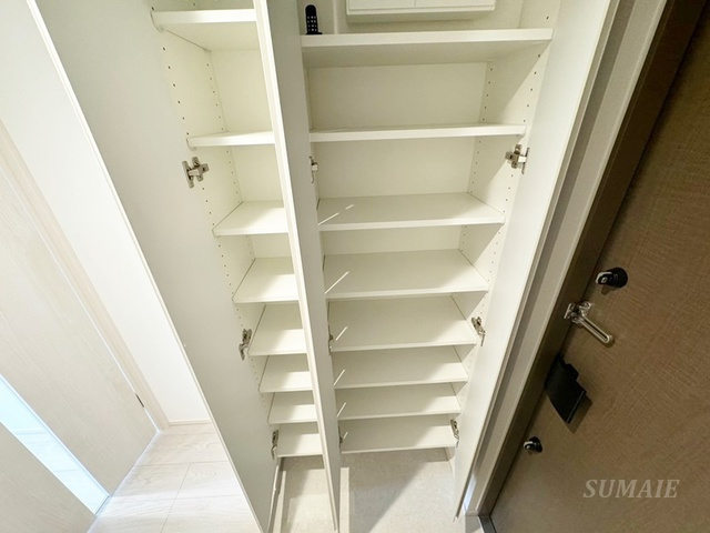 シーズンフラッツ中十条の玄関|シューズボックス完備☆