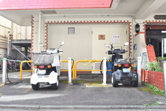 【駐車場】 | バイク置き場。空き区画の有無や駐輪料金、サイズおよび排気量規定などについては、改めてお問い合わせください。～即日のご見学可能～　お問合せはお気軽にどうぞ。
