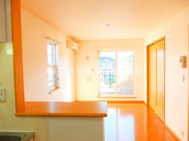 プリマヴェーラ壱番館の居間・リビング|リビング１０帖です◆