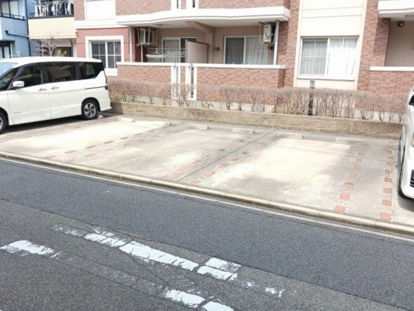 ラ・ビアージュの駐車場|駐車場があるので、車を買う予定の方も安心です