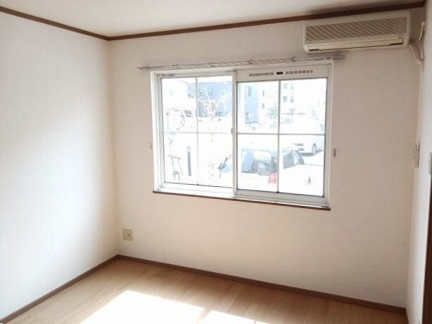 ラ・ビアージュの寝室|広くて明るい寝室