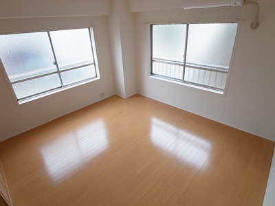 【居間・リビング】 | ラムール長田 | 2面採光の明るい室内