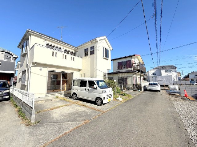 青梅市野上町1丁目　中古戸建の前面道路含む現地写真