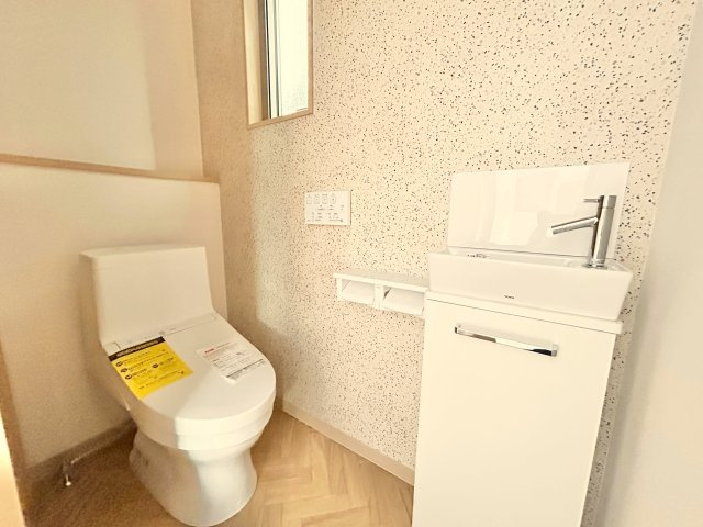 高知市竹島町　中古住宅のトイレ|独立手洗い付きで衛生的。アクセントクロスが空間をやさしく彩るトイレです。